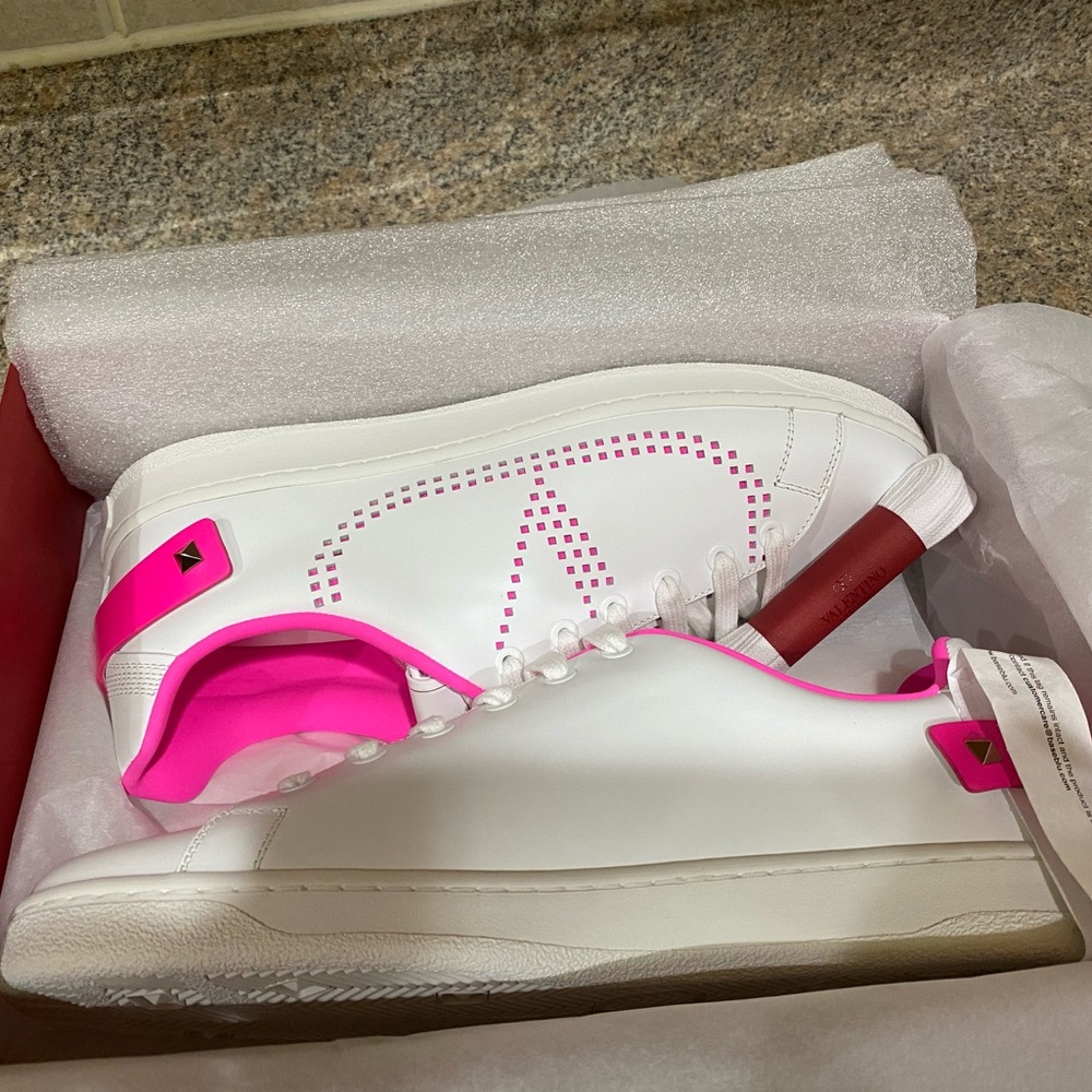 Authentic Valentino Garavani BACKNET sneakers - Picture 6 of 7